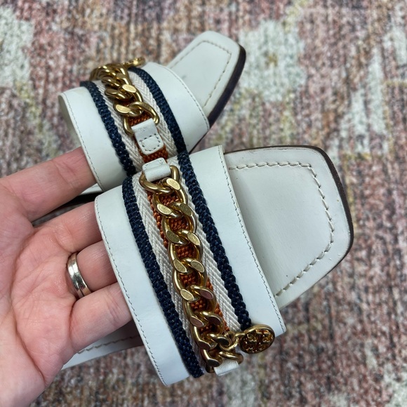 Tory Burch Benton Kitten Heel White Leather Sandals Gold Chain Logo Charm Size 7 - Picture 3 of 7